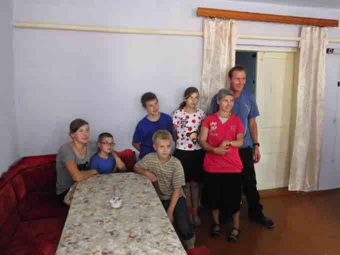 Familia ucraniana en la nueva casa.
