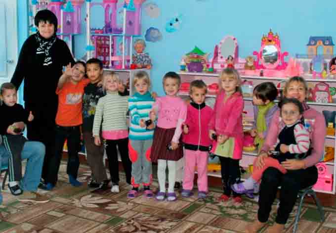 Grupo de niños en orfanato que recibe ayuda de Ven con Nosotros