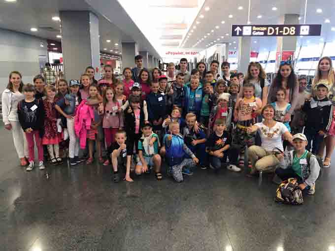 Grupo de niños ucranianos lminutos antes de partir para España.