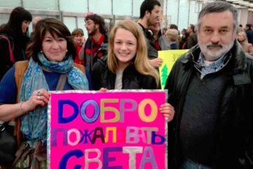 Chica ucraniana con sus padres de acogida