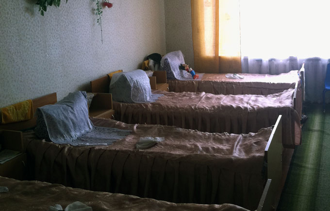 Dormitorio de uno de los orfanatos