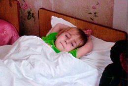 Niña durmiendo en su orfanato de Ucrania