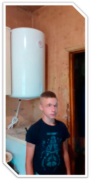 Menor de la familia Melnychenko ante el calentador.