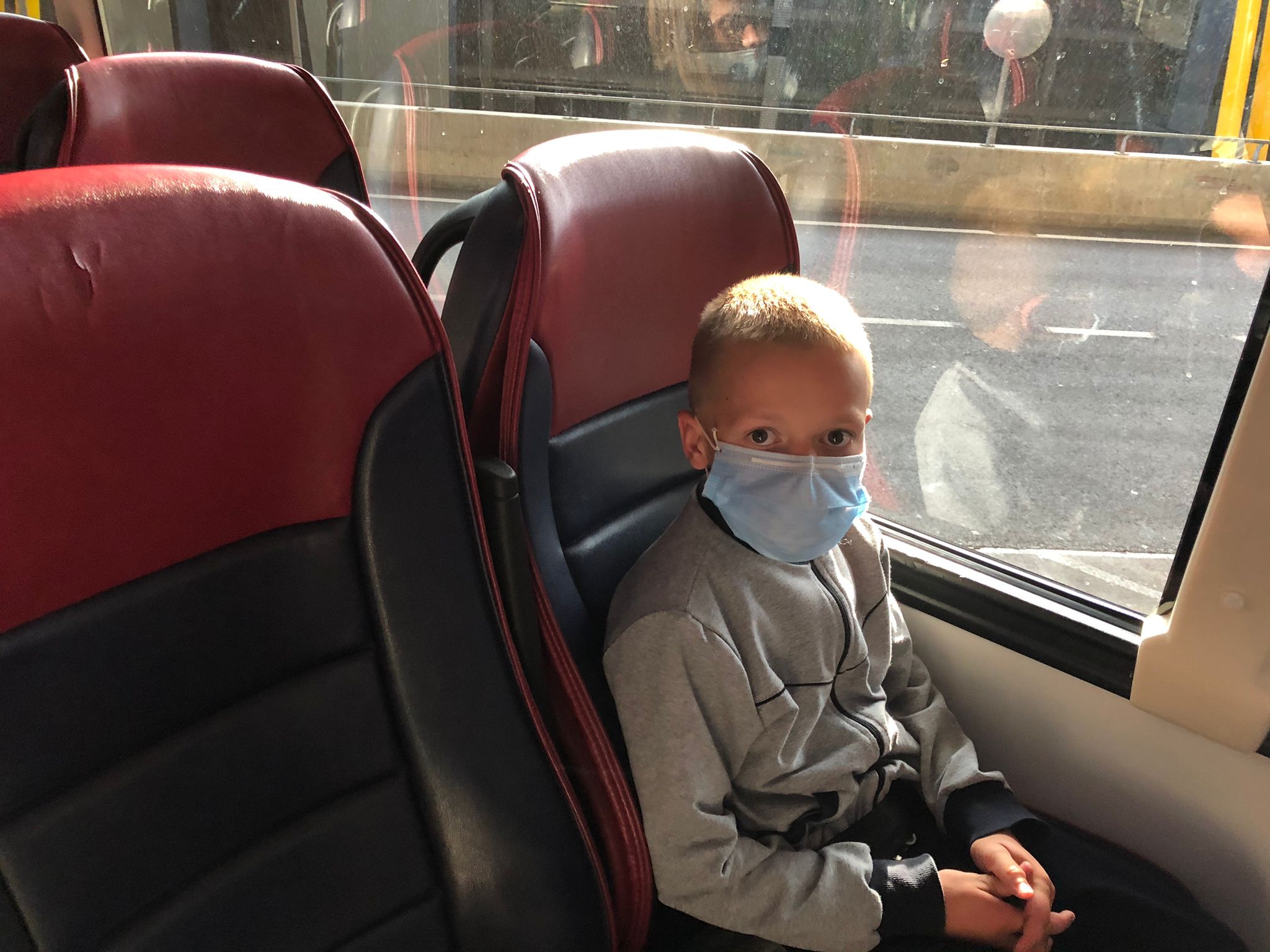Un niño en el bus