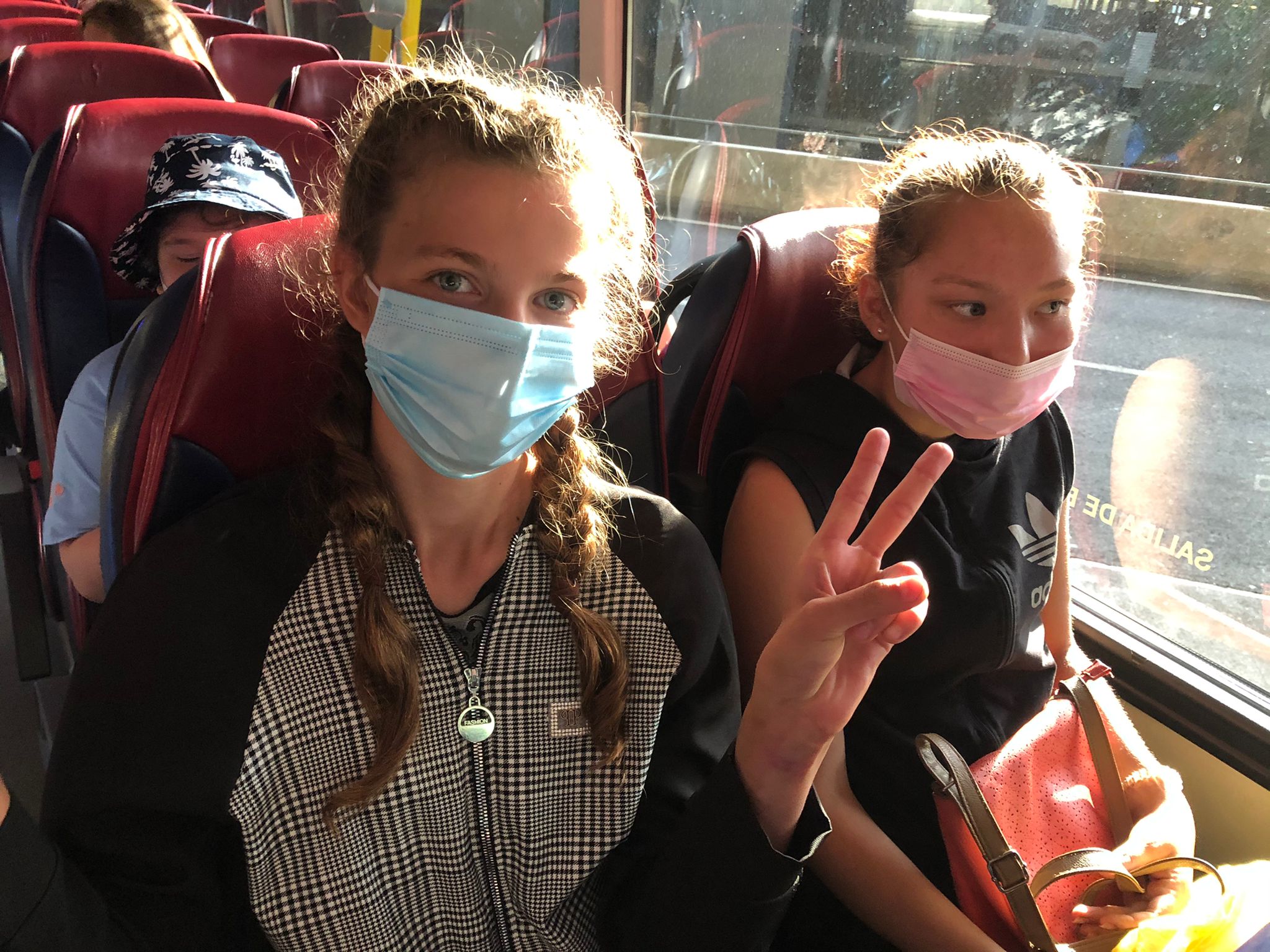 Dos niñas en el bus