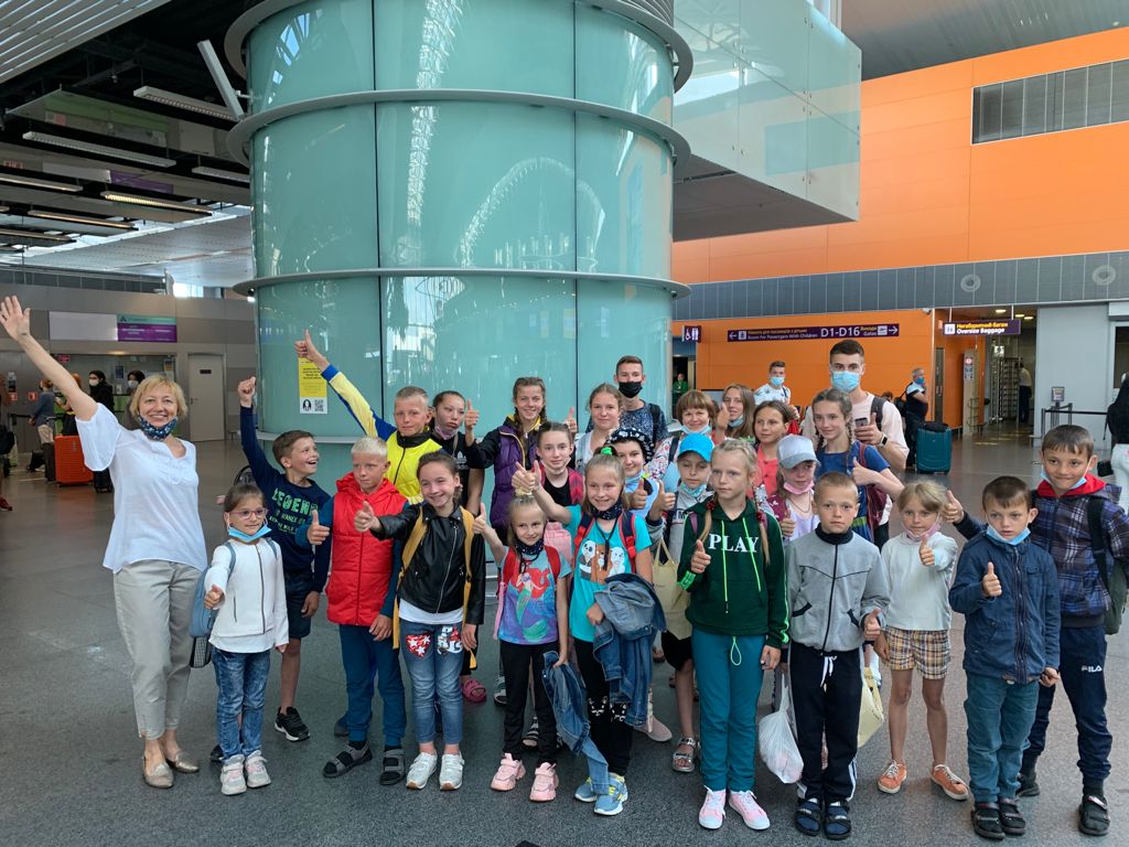 Grupo de niños en aeropuerto de Kiev
