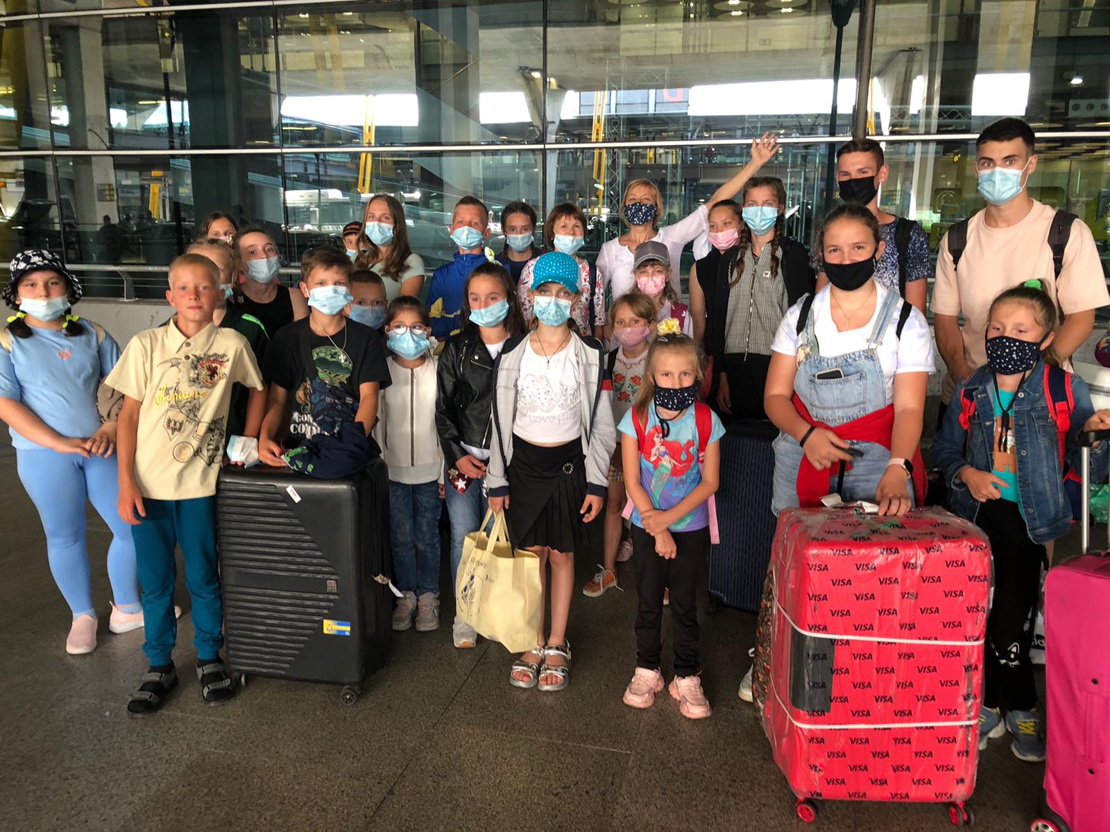 Grupo de niños en aeropuerto de Barcelona