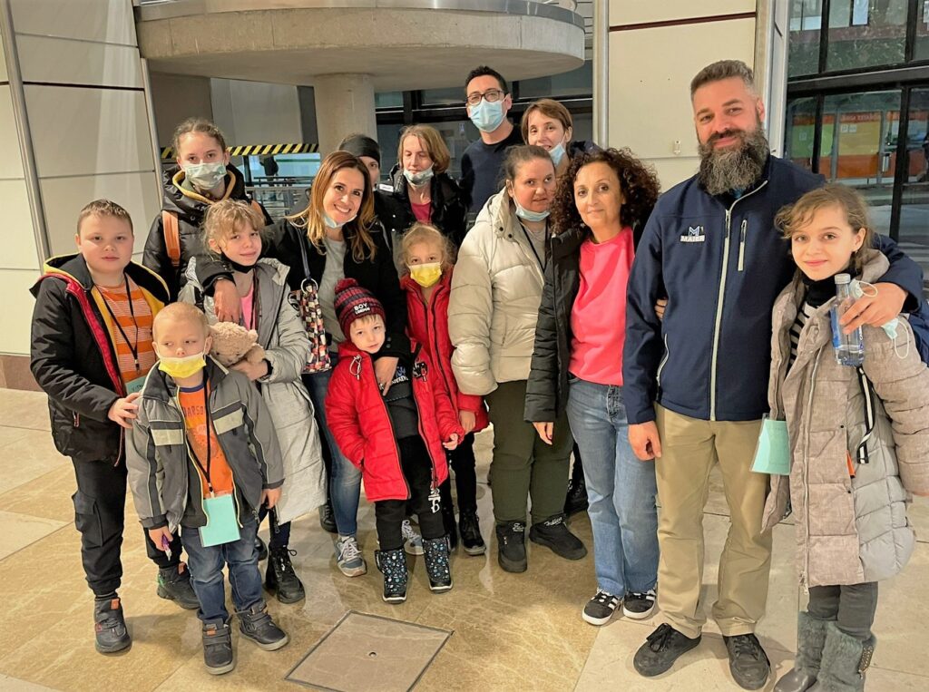 Grupo de niños y madres a su llegada a Madrid